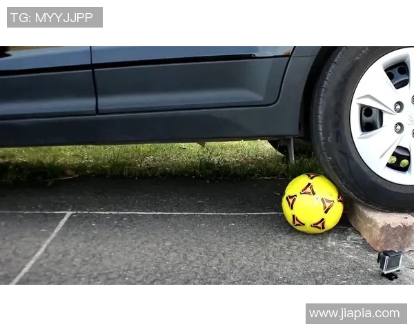 汽车碾压足球引发的安全隐患与交通教育的必要性探讨 汽车碾压足球引发的安全隐患与交通教育的必要性探讨